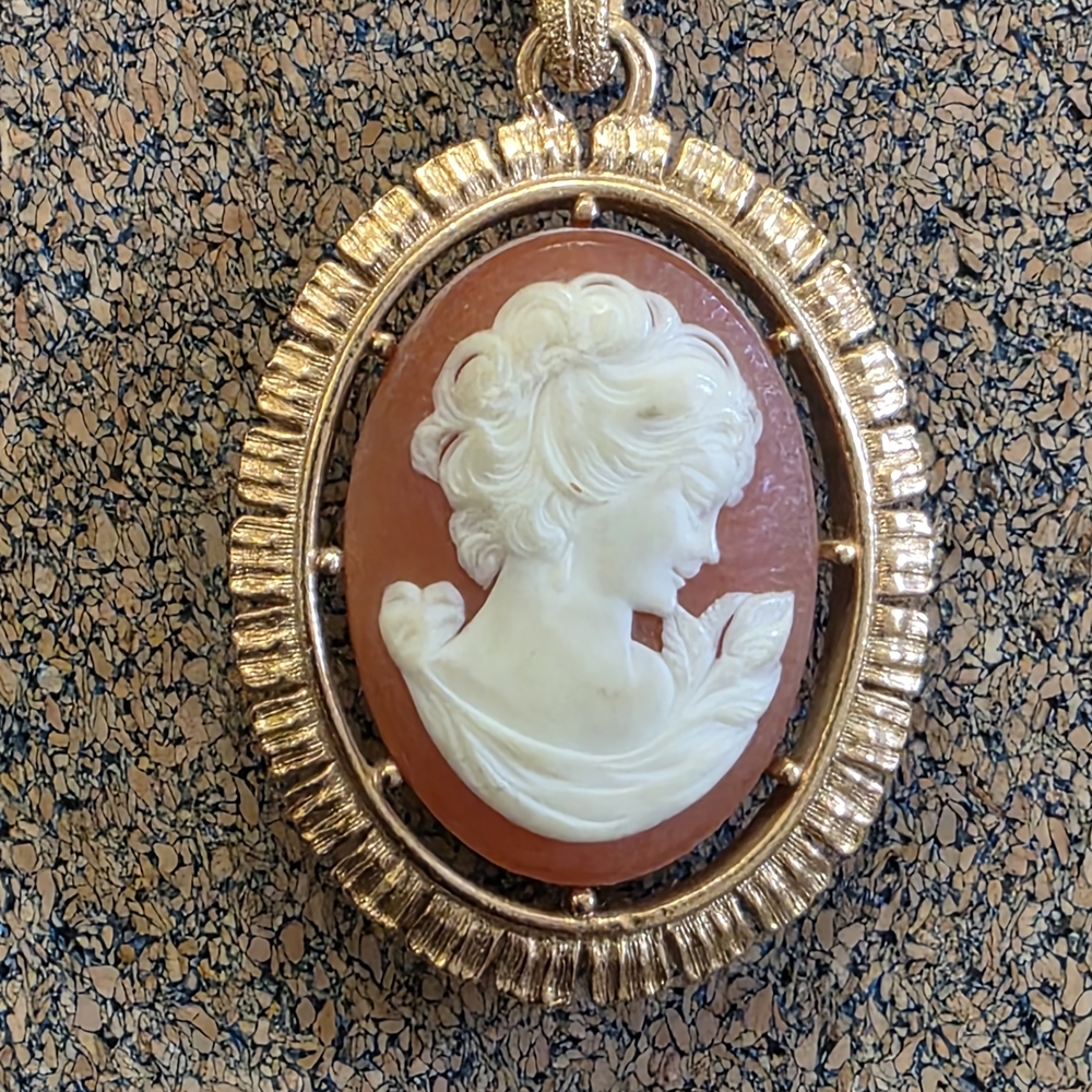 Vintage Cameo Pendant Necklace in Coral and Gold